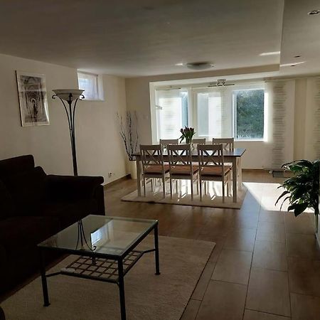 Laegenhet Pa Landet Naera Stan Apartment Jonsered ภายนอก รูปภาพ